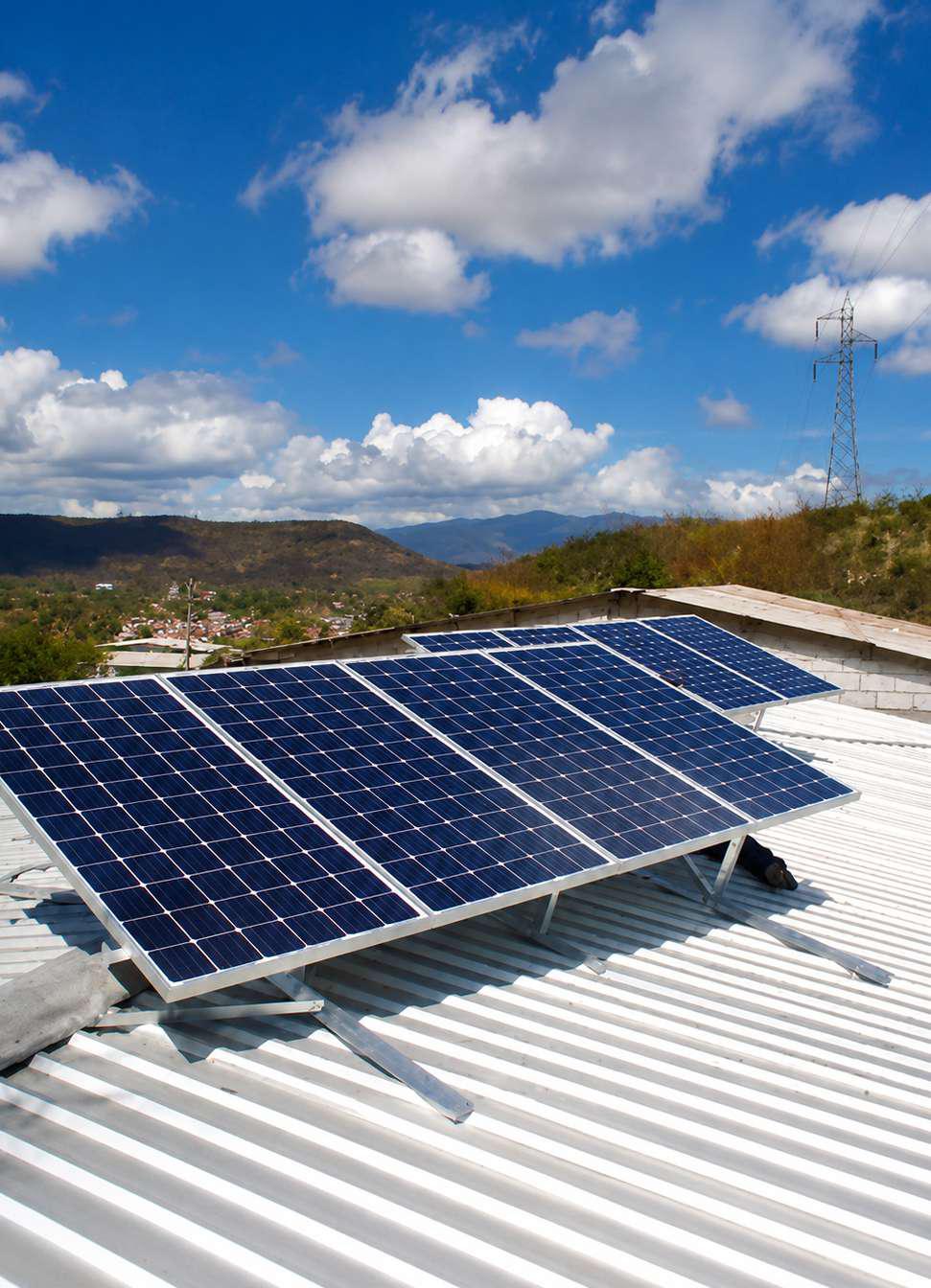 Instalación de paneles solares sobre techo de chapa