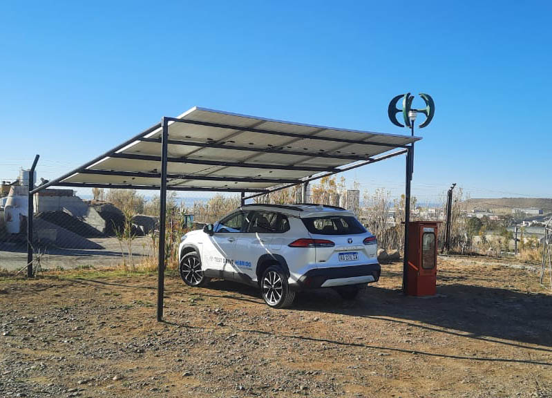 Tótem de carga solar instalado en un espacio público